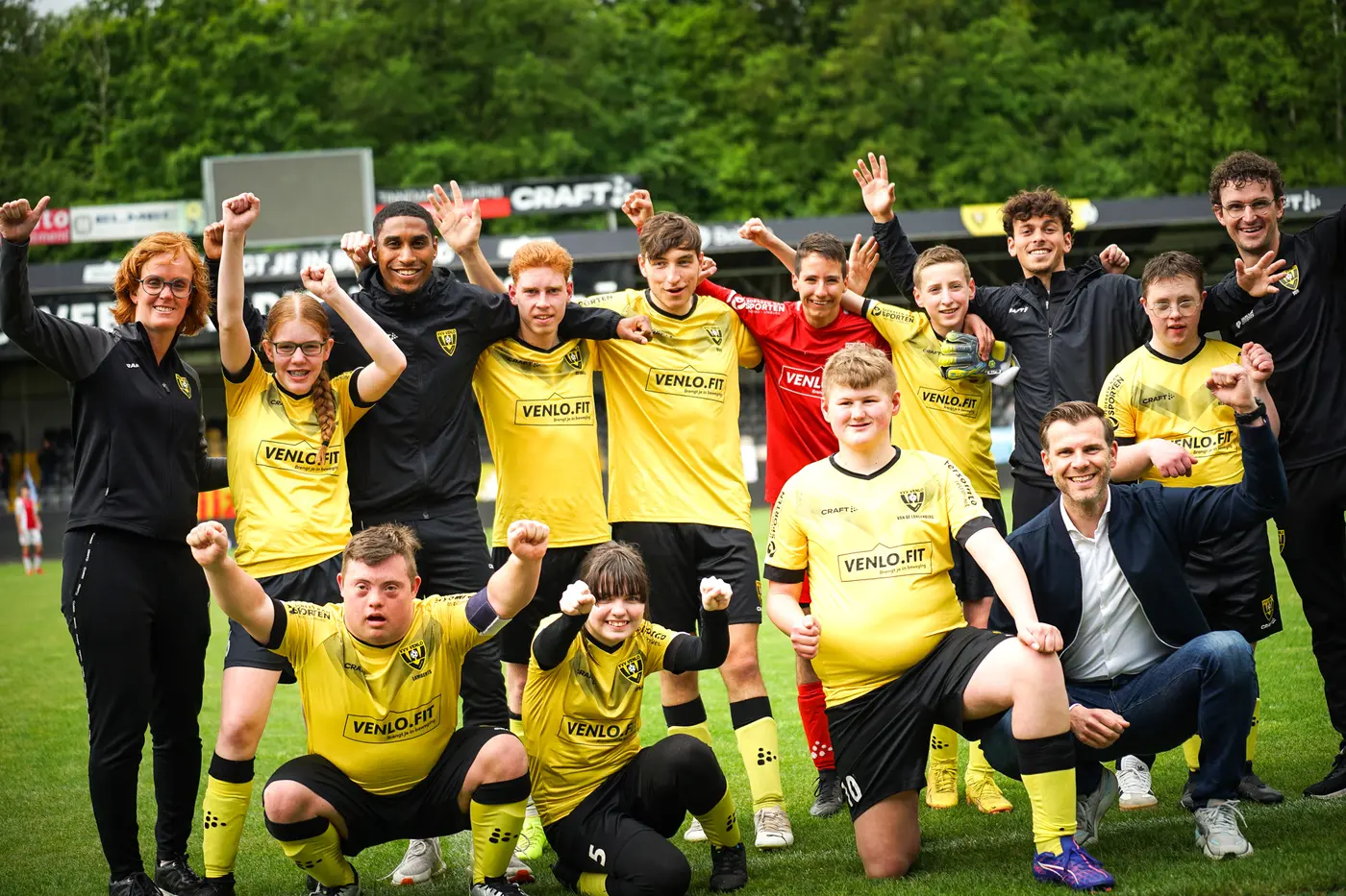 Het G-team van VVV Foundation juicht op het veld in Venlo